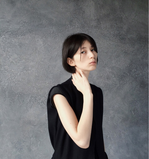 high-fashion female model black sleeveless T-shirt